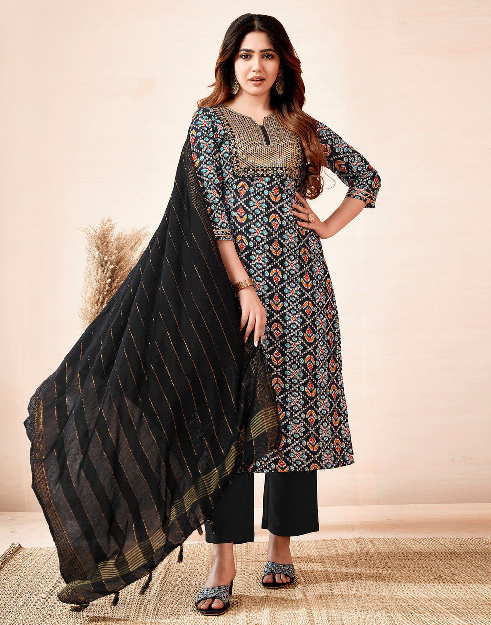 Black Geometric Print Kurta Set with Embroidered Yoke